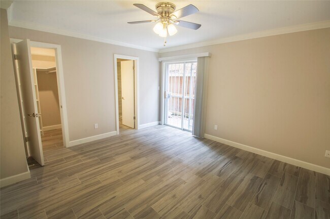 Building Photo - 2121 Fountain View Dr