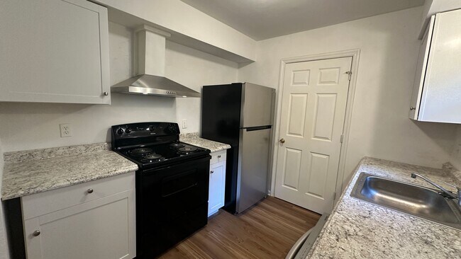 Building Photo - Recently Updated 3/2 Newer Kitchen, Deck &...