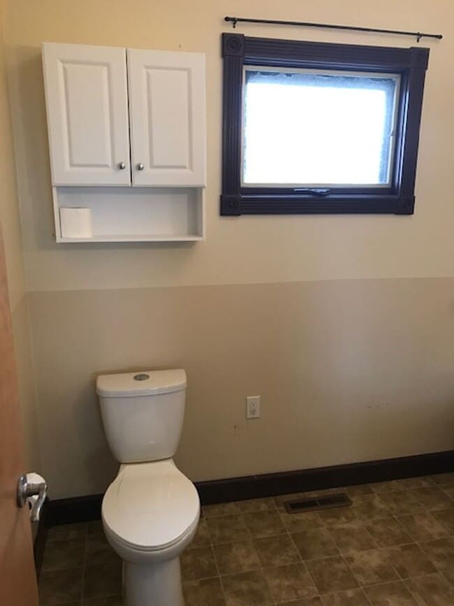 Building Photo - 3BR, 1.5 Bath Single Family Home - Brainer...