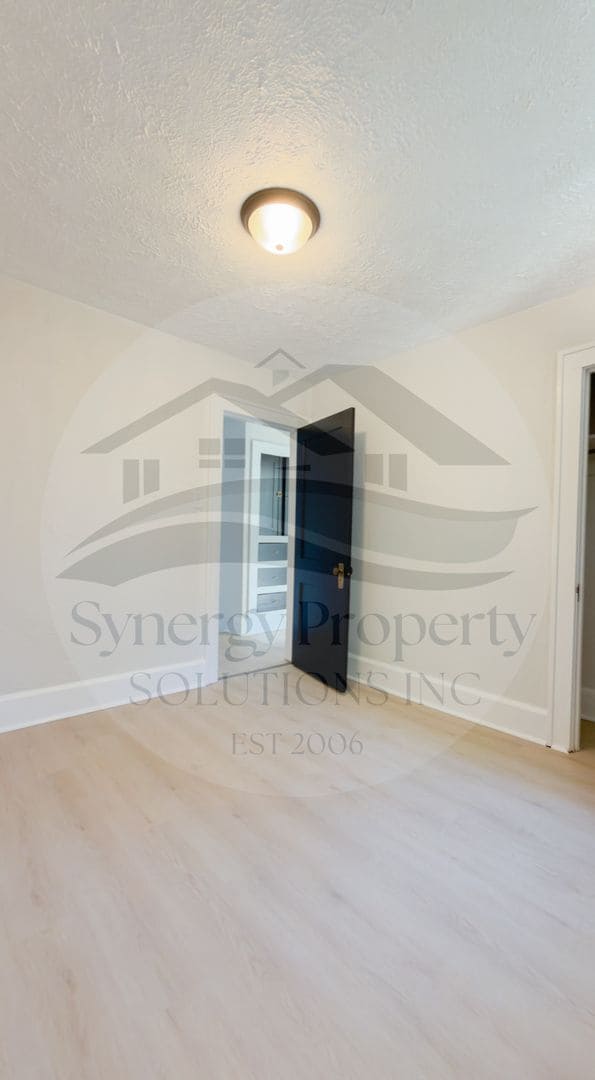 Building Photo - Large Home Available Now