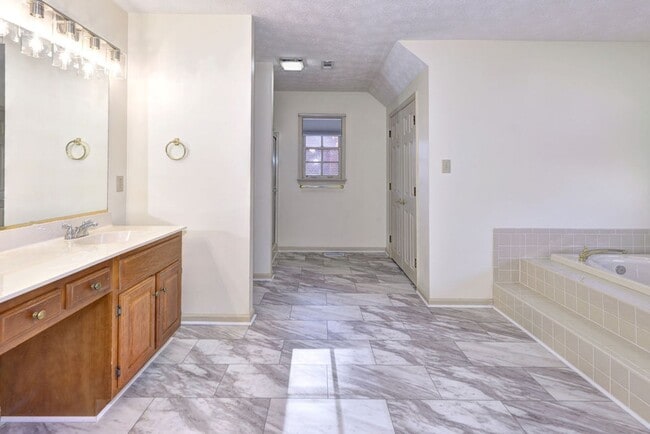 Building Photo - 411 Willards Way