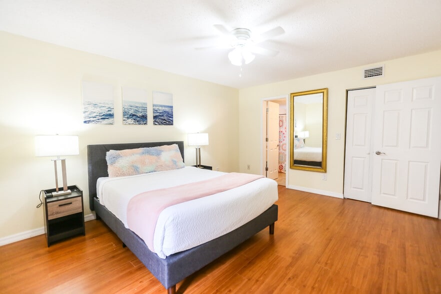 Building Photo - 2489 Sweetwater Club Cir