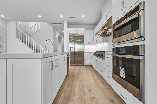 Building Photo - 2058 Hollyleaf Ter