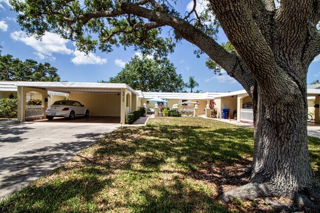 Building Photo - Fully Furnished - 2 bed 2 Bath villa - South Sarasota