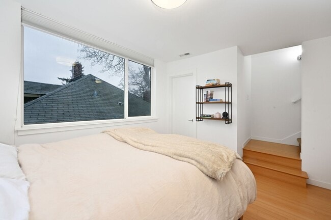 Building Photo - Ballard Townhouse - In Unit Washer/Dryer, Rooftop Deck