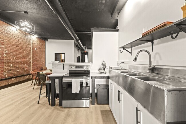 Building Photo - 136 Court St