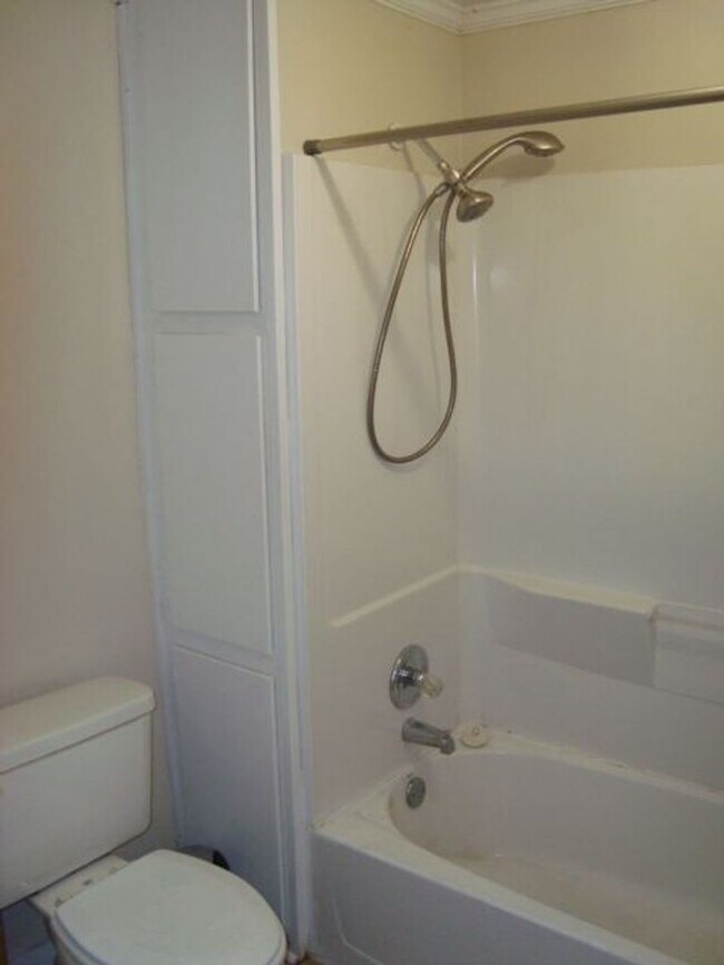 Building Photo - Fully furnished One bedroom/One Bathroom a...