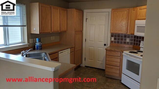 Building Photo - 2907 Lily Dr