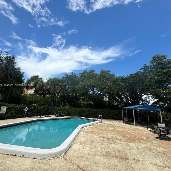 Building Photo - 549 Racquet Club Rd