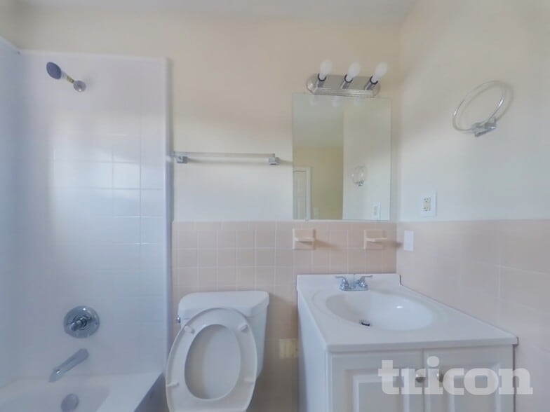 Building Photo - 3109 Lakehurst Ave