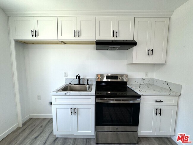 Building Photo - 841 W 64th St