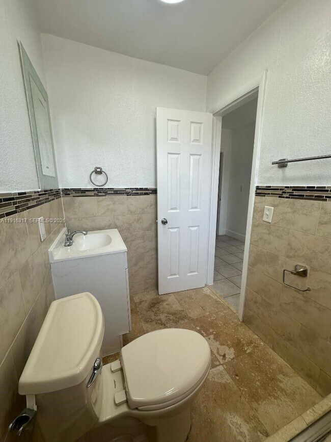 Building Photo - 1280 W 54th St