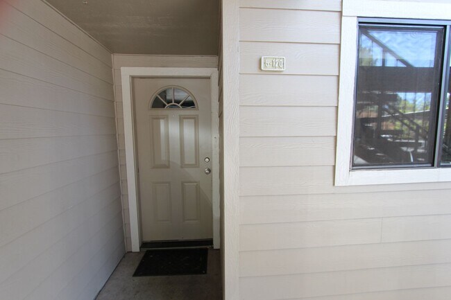 Building Photo - MOVE IN SPECIAL! Ground Level 2-Bedroom Co...
