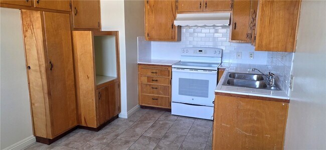 Building Photo - 2301 N Mountain Dr