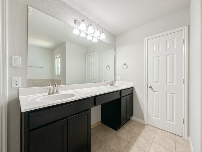 Building Photo - 105 Camelot Pl Ct