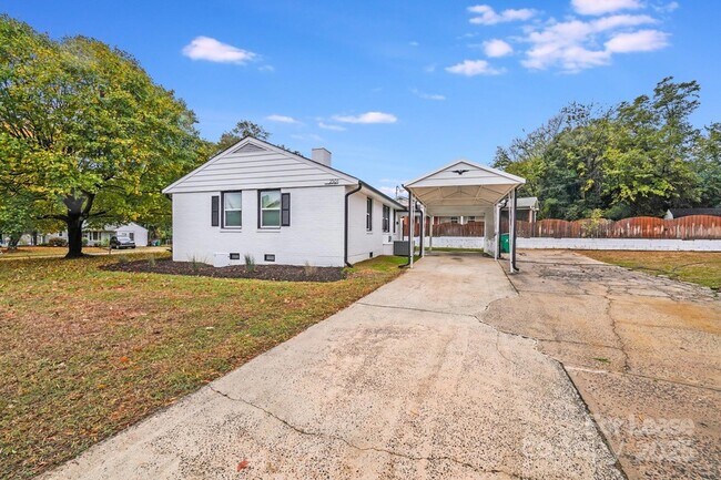 Building Photo - 2301 Shamrock Dr