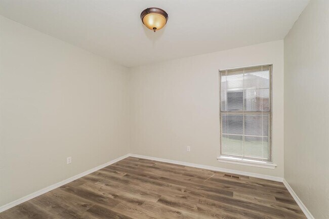 Building Photo - 10404 Regent St