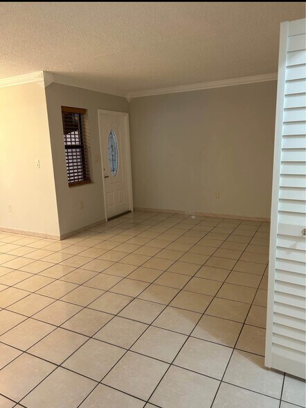 Living - 495 W Park Dr