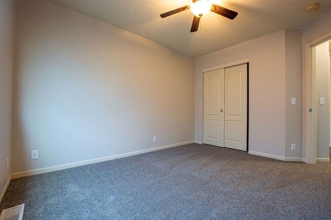 Building Photo - Extremely Spacious 3 Bedroom / 2.5 Bath Home in Bellevue!