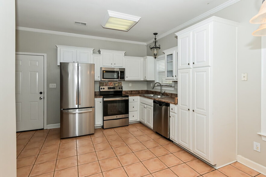 Building Photo - 2644 Graystone Dr