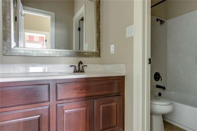 Building Photo - 15400 Interlachen Dr