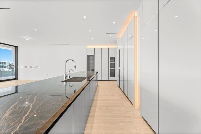 Building Photo - 5 Grove Isle Dr