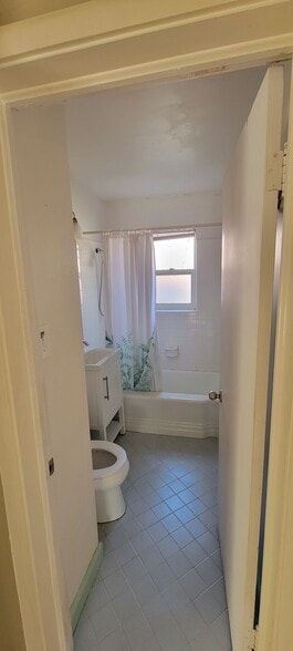 Building Photo - 1462 Stratford Ave