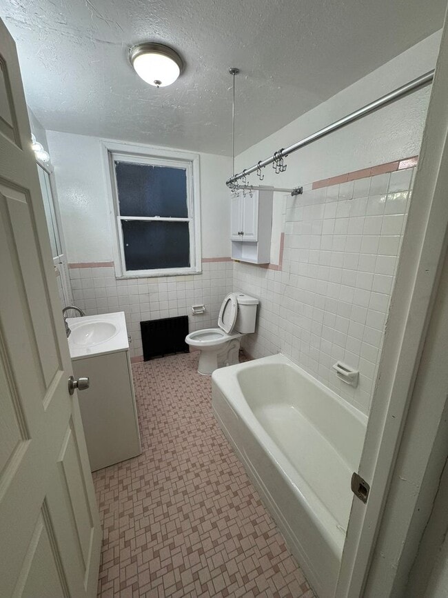 Building Photo - Cozy Studio Apartment In Fantastic Location!