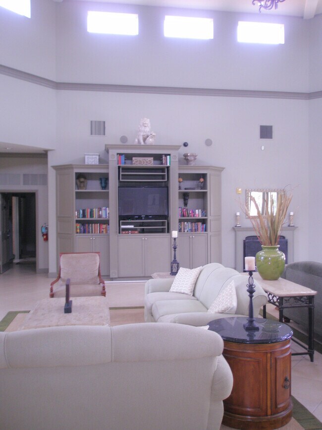 Building Photo - Annual, Unfurnished, ground floor remodeled condo in gated community downtown Sarasota.