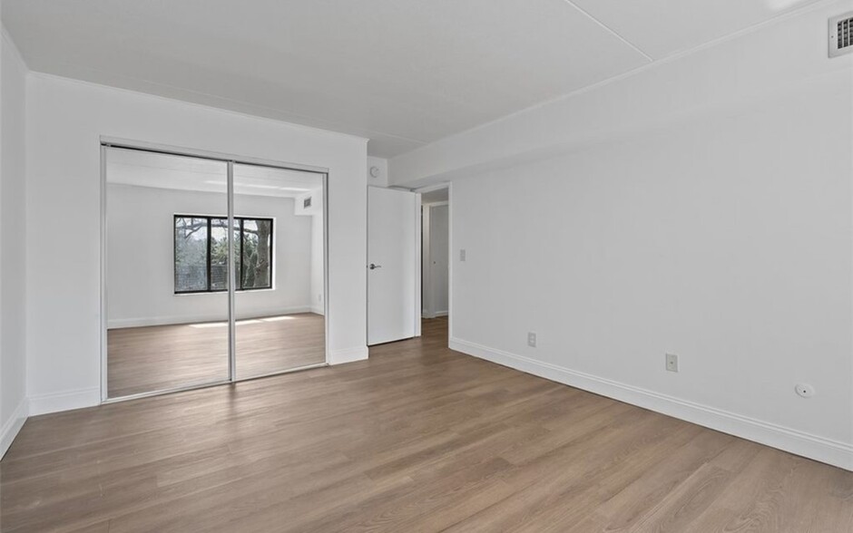 Building Photo - 1232 Forest Green Dr