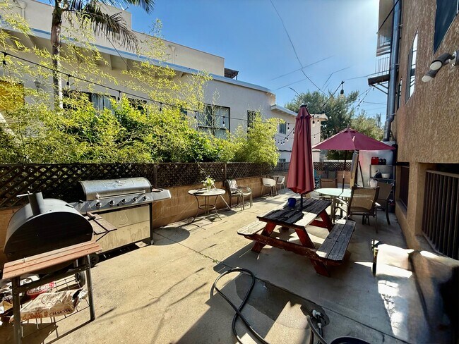 Building Photo - 12121 Moorpark St