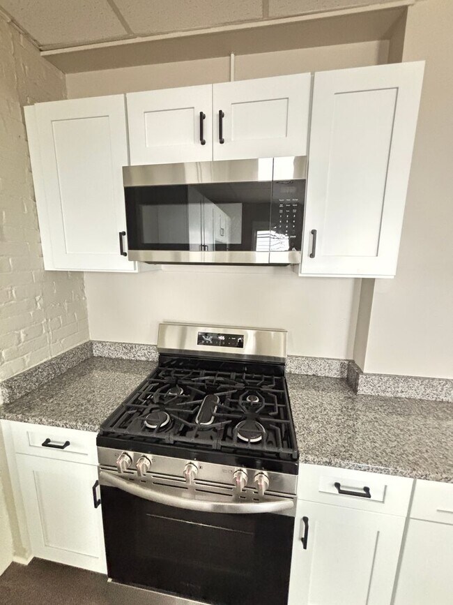 Building Photo - 2 BR Home Available in Catasauqua, PA