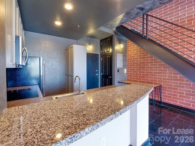 Building Photo - 710 W Trade St