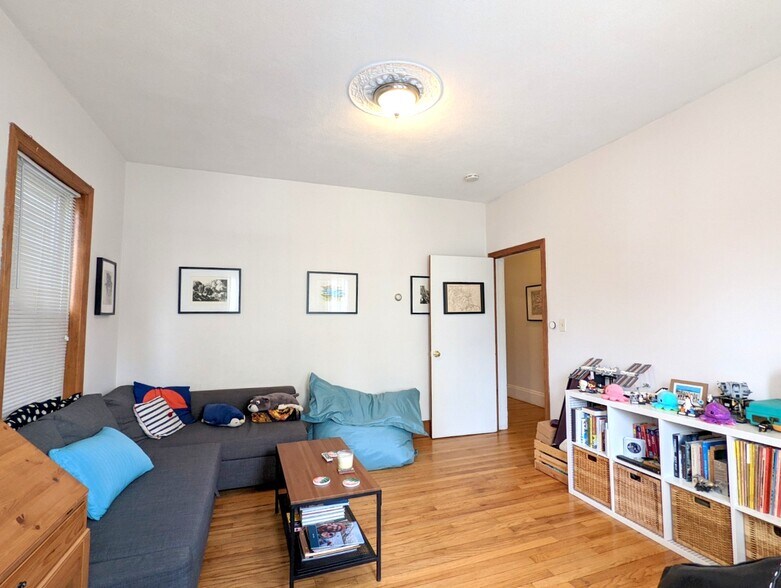 Building Photo - 392 Washington St