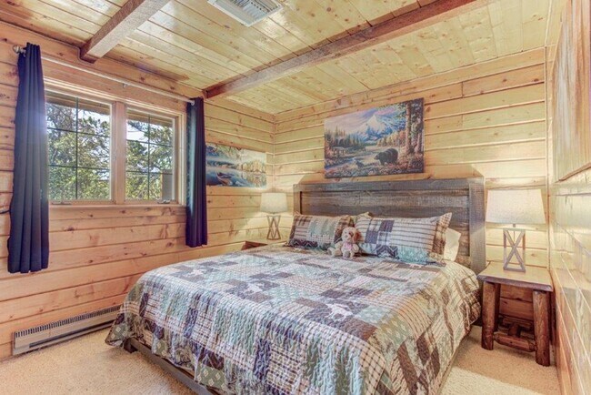 Building Photo - Adorable 2 bed / 1 bath Log Cabin