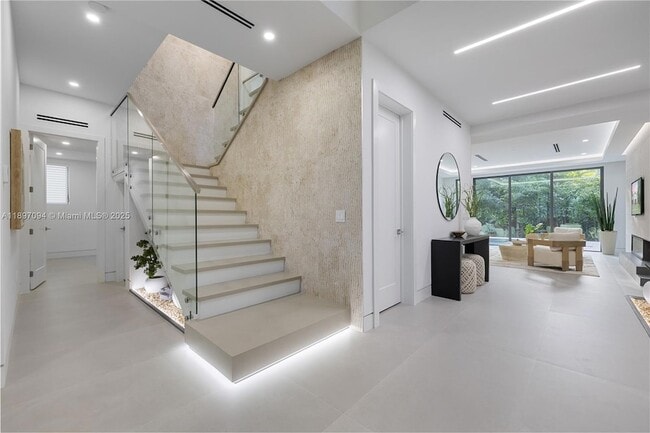 Building Photo - 807 SW 12th Ave