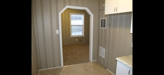 Building Photo - 10706 Hickman Mills Dr