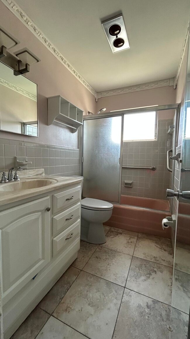 Building Photo - 3801 NE 22nd Terrace