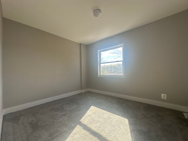 Building Photo - Three-bedroom House in Baltimore