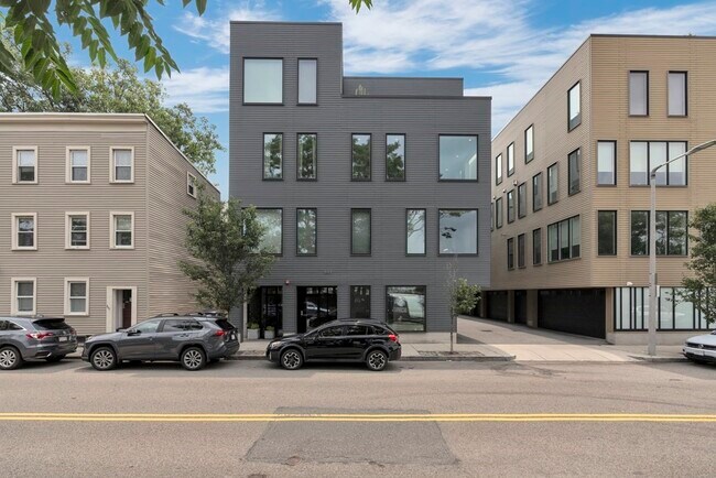 Building Photo - 537 E 1st St
