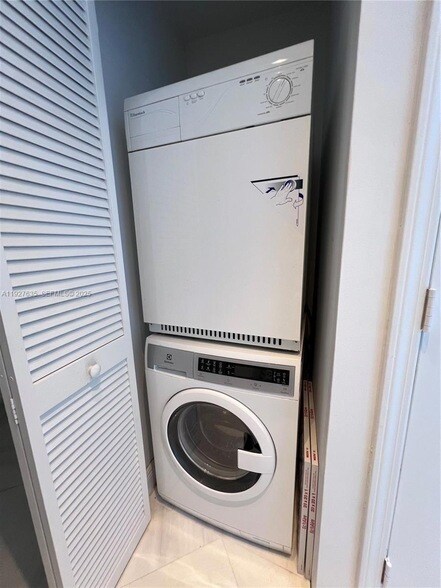 Building Photo - 601 NE 36th St