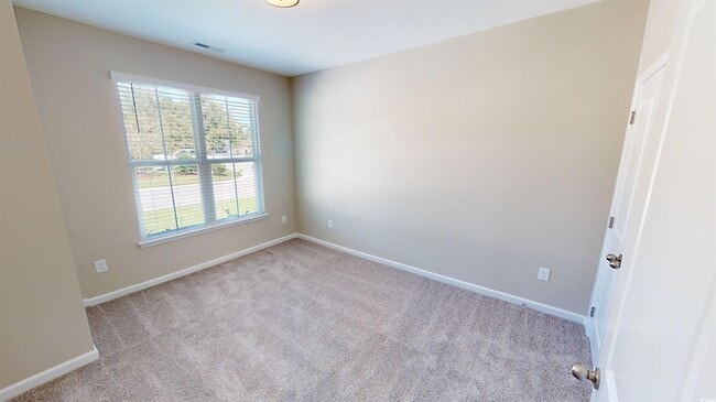Building Photo - 14 Racquet Club Dr