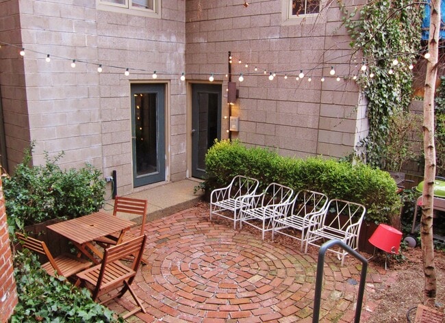 Building Photo - 1819 Sarah St