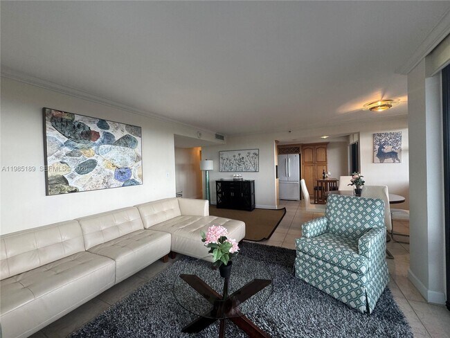 Building Photo - 2555 Collins Ave