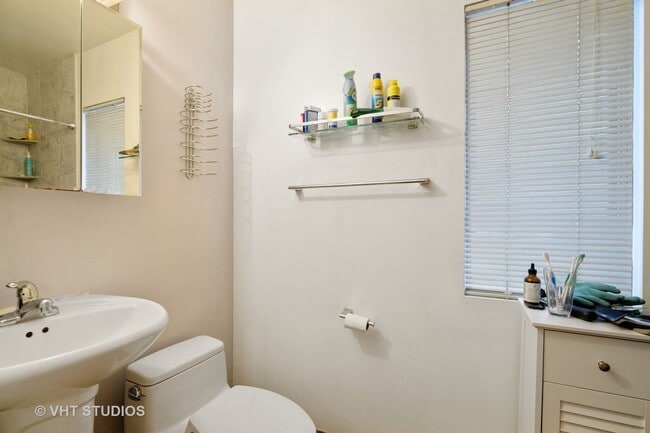 Building Photo - 4b3b Duplex Living in The Heart of Wicker Park