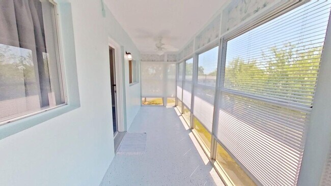 Building Photo - 2-bedroom 2-bathroom Top Corner Unit Condo