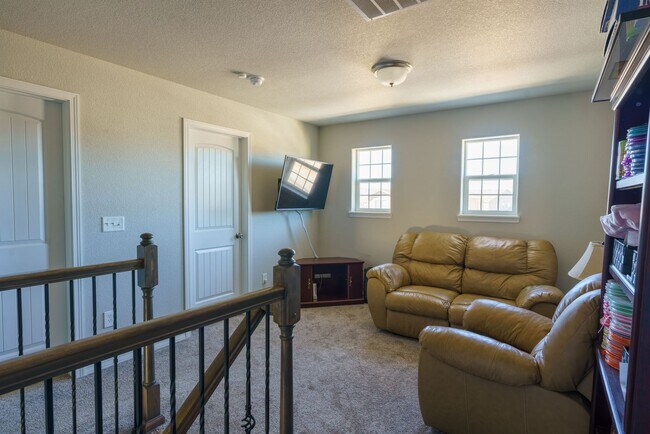 Building Photo - Like new in Ventana! 4 bedroom,3 bath, fen...