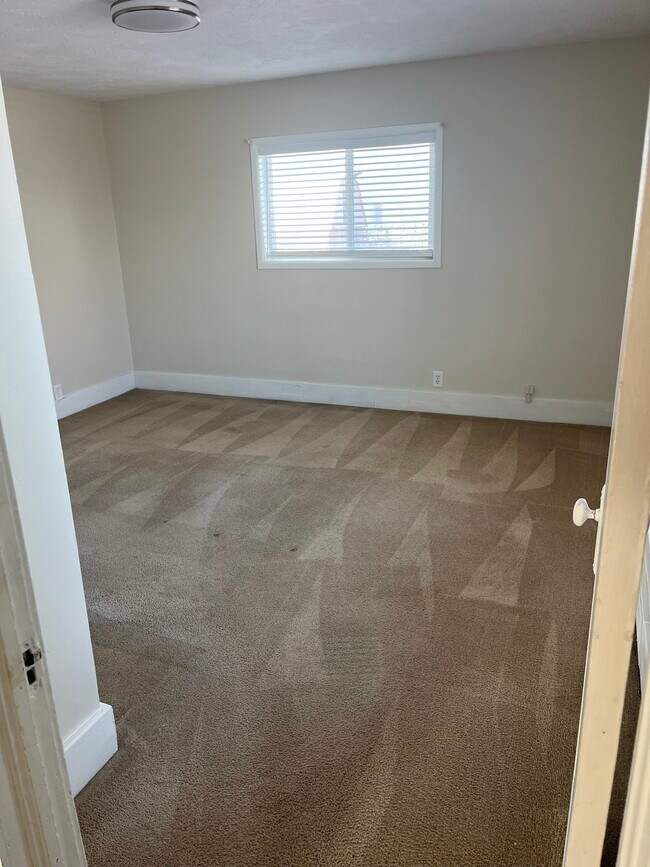 Building Photo - 725 Sand Creek Rd