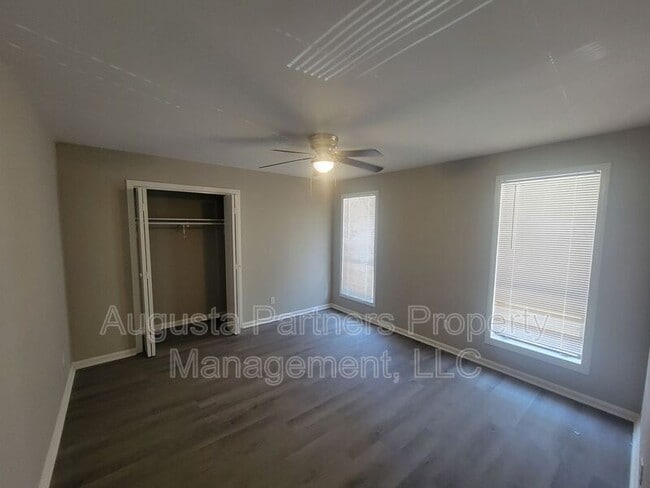 Building Photo - 1546 Hamilton Dr