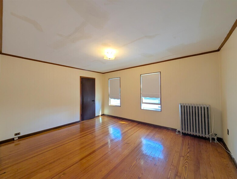 Building Photo - 58 Monument St